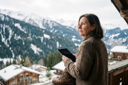 Femme en sweater en balcon avec vue montagne
